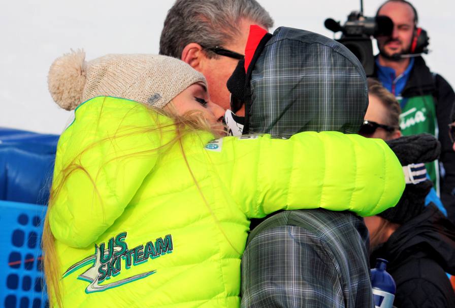 Un bacio appassionato a Cortina d’Ampezzo, nel gennaio scorso (Ap)